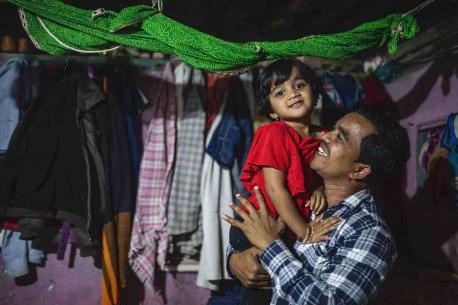 Amol Mhaske plays and dances with his daughter, Arushi in the village of Paithan, India. © UNICEF/UNI334402/ Bhardwaj