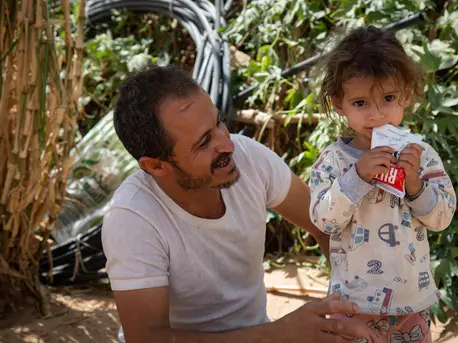 Moharram Al-Oshari smiles at his 2-year-old daughter, Bulqis, who is being treated for severe malnutrition by UNICEF-supported health workers in Yemen’s Marib governate. Moharram Al-Oshari smiles at his 2-year-old daughter, Bulqis, who is being treated for severe malnutrition by UNICEF-supported health workers in Yemen’s Marib governate.