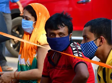 On May 8, 2021, in Jogeshwari, a suburb located in the western part of Mumbai, India, people wear masks to prevent the spread of COVID-19. On May 8, 2021, in Jogeshwari, a suburb located in the western part of Mumbai, India, people wear masks to prevent the spread of COVID-19.