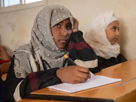 Thirteen-year-old Emtinan is back in the classroom at a UNICEF-supported school in Marib, Yemen, after missing a year of school. Thirteen-year-old Emtinan is back in the classroom at a UNICEF-supported school in Marib, Yemen, after missing a year of school.