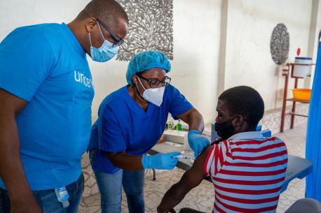Karl Marx Dossou, UNICEF Immunization Manager, oversees the COVID-19 vaccination rollout at l’hôpital Saint-Damien (Petit-Frere et Sœurs) in Port-au-Prince, Haiti, on July 24.