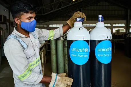 Oxygen cylinders from UNICEF arrive in Dhaka, Bangladesh, to be delivered to health facilities around the country. Oxygen cylinders from UNICEF arrive in Dhaka, Bangladesh, to be delivered to health facilities around the country.