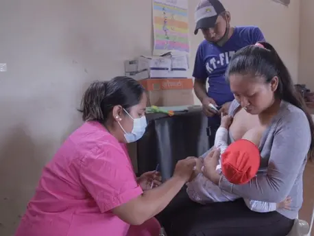 At the UNICEF-supported hospital in Pailón, Bolivia, frontline health workers who have received their COVID-19 vaccination care for their young patients with confidence. At the UNICEF-supported hospital in Pailón, Bolivia, frontline health workers who have received their COVID-19 vaccination care for their young patients with confidence.