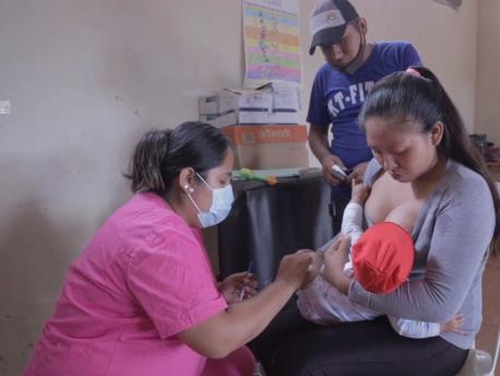 At the UNICEF-supported hospital in Pailón, Bolivia, frontline health workers who have received their COVID-19 vaccination care for their young patients with confidence. 
