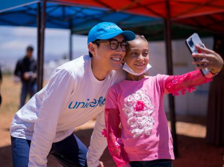 UNICEF's newest Ambassador, actor Justin H. Min (The Umbrella Academy, After Yang), poses for a selfie with 12-year-old Rasha, a refugee from Syria, in Baalbek, Lebanon on May 24, 2022. 