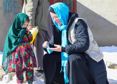 Nienke Voppen , Program Specialist at UNICEF in Afghanistan, shares a laugh with 4-year-old Rahima from Nuristan.