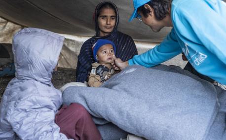 UNICEF Communication Officer Moeed Hussain gives blankets to a family during UNICEF’s winter kits distribution in Zangi Brohi Village, Dadu District, Sindh Province.