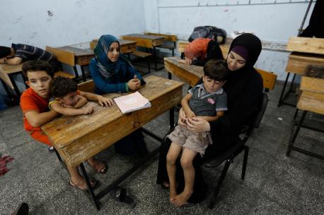 Palestinians seek shelter at a UNRWA run school (July 13, 2014). © UNICEF/NYHQ2014-0912/El Baba
