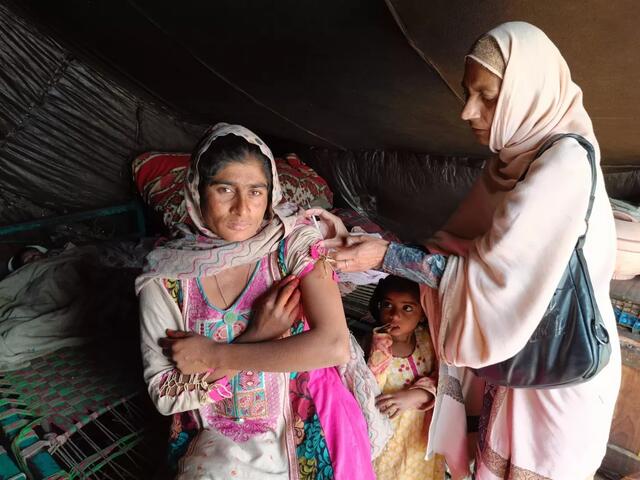 A pregnant woman is vaccinated against maternal and neonatal tetanus (MNT) by a UNICEF-supported Lady Health Care Worker in Pakistan.