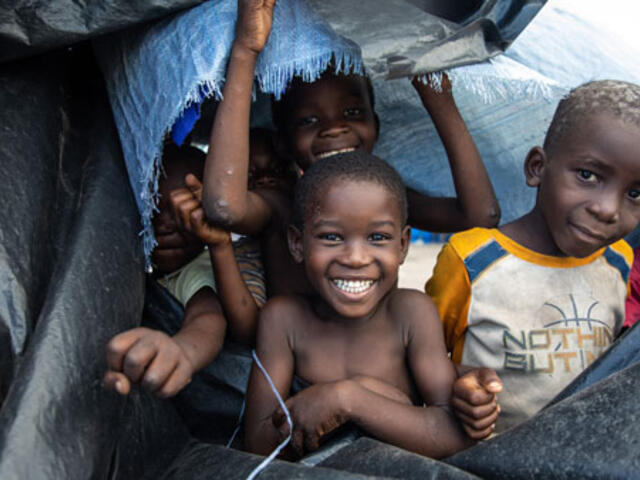 Kids from Samora Machel School under tents in Beira, Mozambique on 27 January 2021. ©UNICEF/UN0409037/Franco