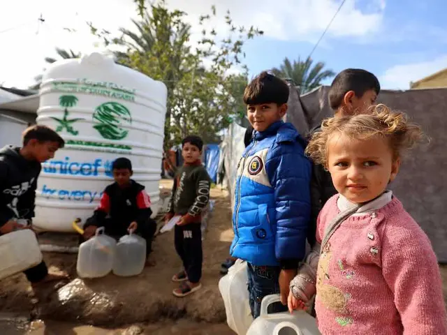 UNICEF supplies water to children in Gaza