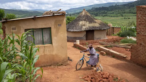 A UNICEF-supported health worker in Zimbabwe.