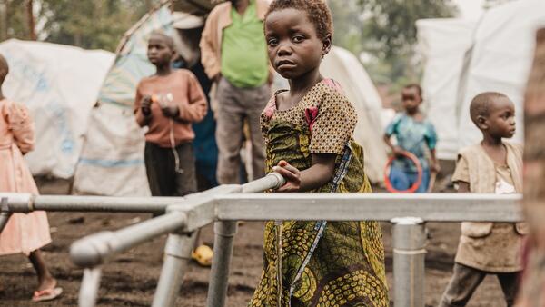 A little girl draws water at the Kizimba site for displaced people in Sake, North Kivu province, DRC. The standpipe was installed with UNICEF support.