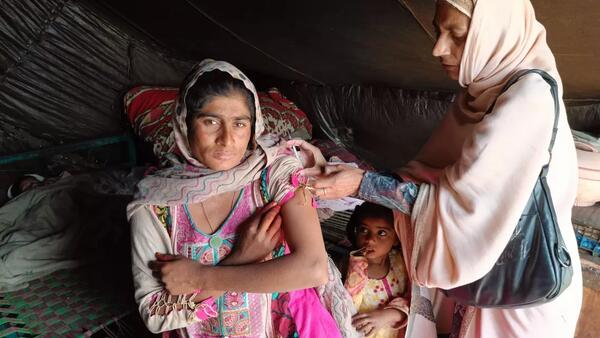 A pregnant woman is vaccinated against maternal and neonatal tetanus (MNT) by a UNICEF-supported Lady Health Care Worker in Pakistan.