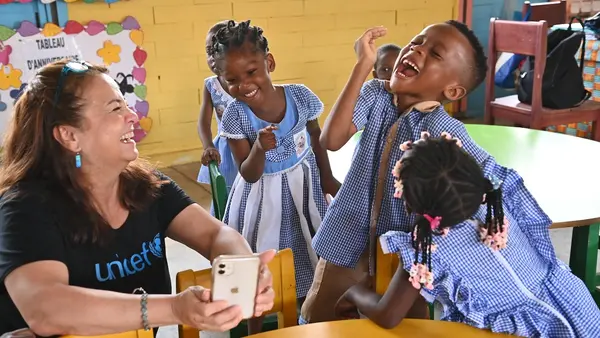 UNICEF USA Chief Program Officer Darla Silva visits with students at Mama Faita Preschool in Yopougon, a suburb of Abidjan, south Côte d’Ivoire.