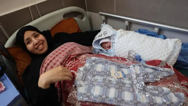 In the Gaza Strip in April 2024, Noura and her newborn, Majd, received essential baby supplies and baby clothes from UNICEF.