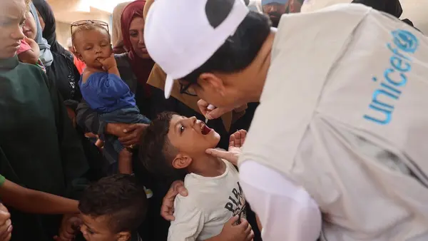 UNICEF staff administrating polio vaccines at UNRWA health clinic in Deir al-Balah in the center of the Gaza Strip. 