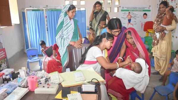 A UNICEF-supported Auxiliary Nurse Midwife immunizes a child in the village of Tulsidih in Jharkhand, India.