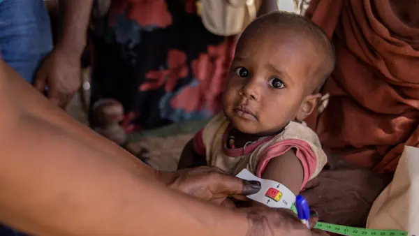 UNICEF-supported health volunteers screen children for malnutrition and provide vitamin A and deworming tablets during a UNICEF-supported door-to-door nutrition campaign in Aroma locality, Kassala state, Sudan.