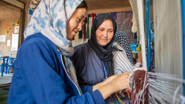 A young woman learns carpet weaving in a vocational training course in Herat, Afghanistan, supported by UNICEF with funding from the Government of Japan.