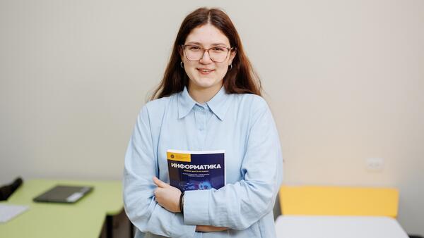 Nadejda, a 16-year-old Ukranian refugee, at her ECW-supported EDUTech lab in Moldova.