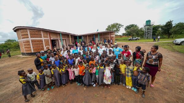 Children, caregivers, volunteers and early childhood development specialists welcome UNICEF USA staff and student Key Club International trustees at a UNICEF-supported Insaka center in Zambia.