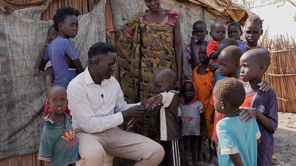 A UNICEF-supported community health worker cares for children in South Sudan. 