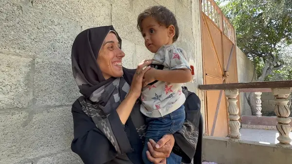 On Aug. 20, 2025, a mother holds her 1-year-old son in Deir Al Balah, Gaza, where UNICEF delivered lifesaving nutrition supplies. 