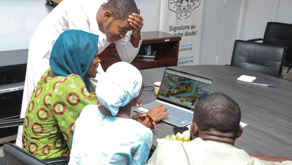 Students in Bamako, Mali, team up to a play an online video game that teaches disaster risk reduction. 