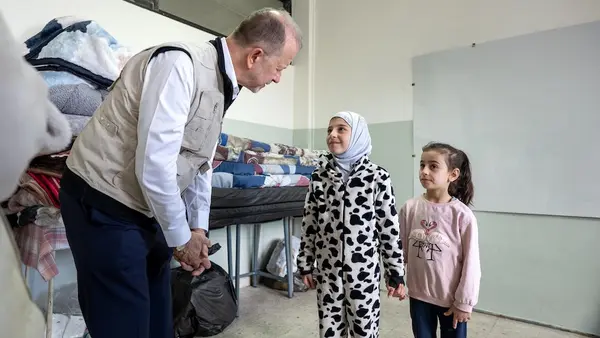 UNICEF Deputy Executive Director Ted Chaiban meets Fatima, 9, and Jana, 5 at Bir Hassan TVET hub shelter in Beirut on March 16, 2026. 