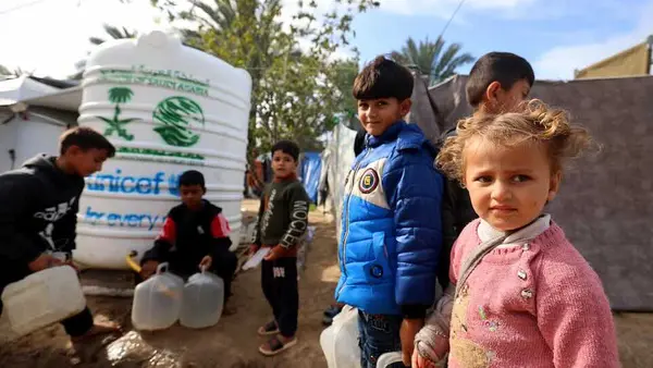 UNICEF supplies water to children in Gaza