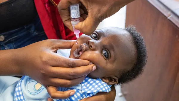 Calem, 2 months old, is being vaccinated at the General Hospital of Malabo, the capital of Equatorial Guinea, supported by UNICEF. 