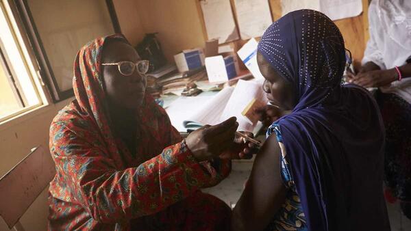 Medical assistant Yaye Aissa Boubacar injects a tetanus vaccination for pregnant mother Mariama Yacouba, at the Saguia health centre, Niamey, Niger.