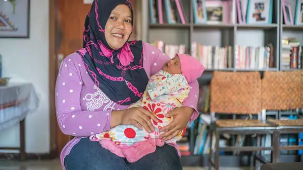Lina, 27 and her daughter Laticia, 20 days. “I had contractions at 7 months and was very nervous, “ says Lina. Widyani referred her to a gynecologist where she was prescribed medication to prevent premature birth and improve fetal health. Lina continued h
