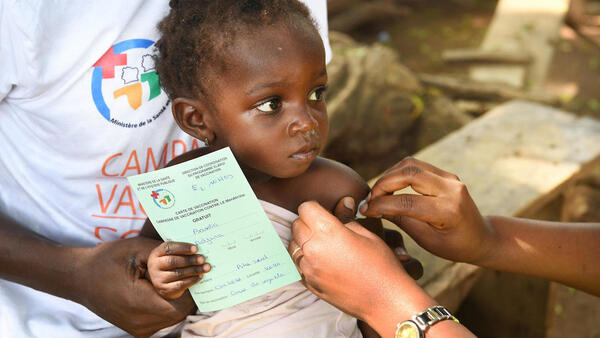 A child in Côte d'Ivoire is vaccinated against meningitis as part of a UNICEF supported campaign. 