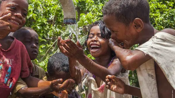 The population of the southern regions of Madagascar has historically suffered multiple deprivations, a situation that has become a humanitarian crisis due to the impact of El Nino. More than 90% of households do not have basic sanitation facilities. Thes