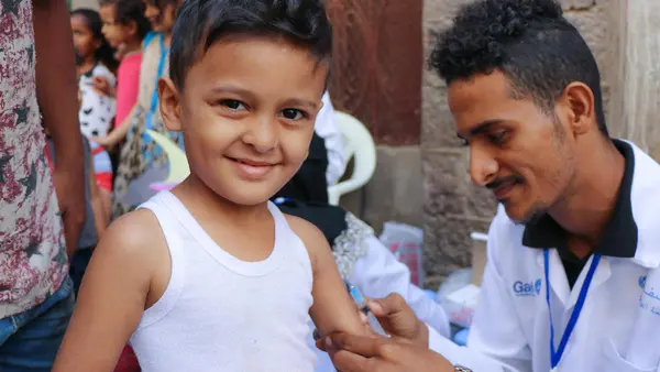 Mohammad, 4, is vaccinated in Aden, Yemen during a UNICEF-sponsored measles and rubella vaccination campaign in February 2019.