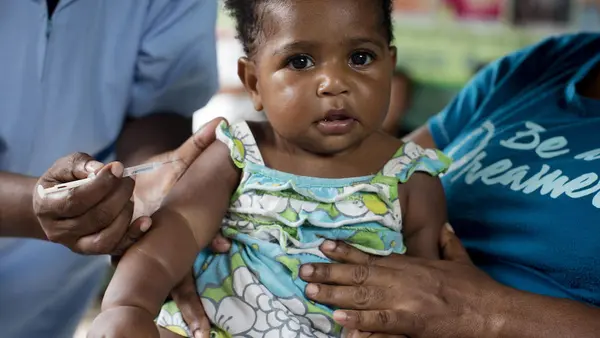 A UNICEF-supported health worker vaccinates a child against measles, mumps and rubella (MMR) at the 9 Mile Health Clinic in Port Moresby, Papua New Guinea in March 2019. 