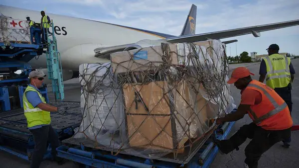 The first shipment of UNICEF Emergency Supply arrives at the Nassau International Airport, along with IRC supplies, via UPS aircraft. The Bahamas. © UNICEF/UN0341905/Noorani