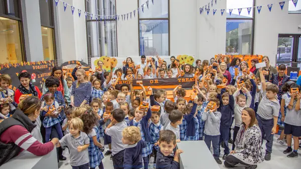 children at trick or treat for UNICEF