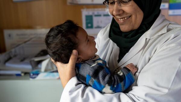 UNICEF community health worker Zain Al Khaldi cares for Syrian refugee children living in Za'atari Refugee Camp in Jordan. 