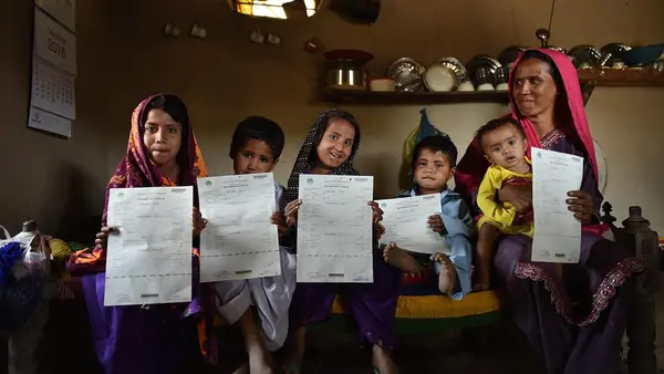 A mother in Pakistan with her five children, all of whom were recently registered and issued birth certificates using a new digital registration service launched by Telenor Pakistan in partnership with UNICEF.