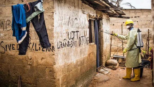 A UNICEF-supported health worker disinfects a house for cholera in the Camp Luka neighborhood of Kinshasa, Democratic Republic of the Congo, January 18, 2018.