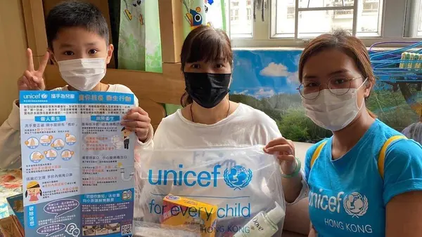 In March 2020, UNICEF volunteers provided COVID-19 prevention resources to 10,000 families living in subdivided apartments in Hong Kong.