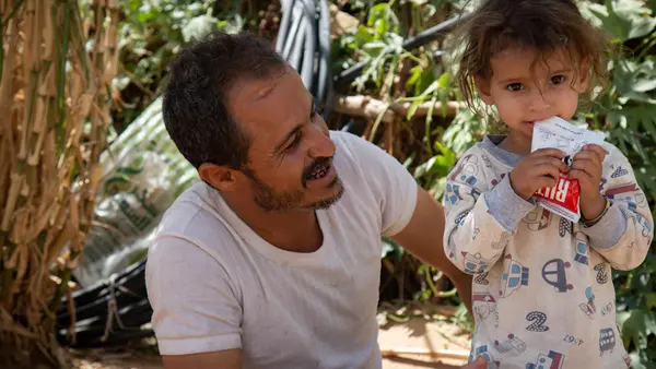 Moharram Al-Oshari smiles at his 2-year-old daughter, Bulqis, who is being treated for severe malnutrition by UNICEF-supported health workers in Yemen’s Marib governate.