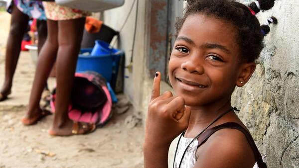 UNICEF is vaccinating children against polio in Gonzagueville, a suburban of Abidjan, in the South of Côte d’Ivoire.