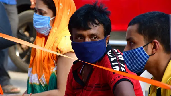 On May 8, 2021, in Jogeshwari, a suburb located in the western part of Mumbai, India, people wear masks to prevent the spread of COVID-19. 