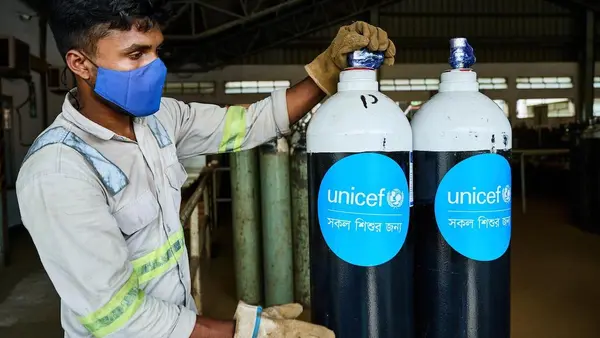 Oxygen cylinders from UNICEF arrive in Dhaka, Bangladesh, to be delivered to health facilities around the country.