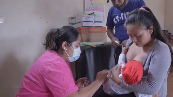 At the UNICEF-supported hospital in Pailón, Bolivia, frontline health workers who have received their COVID-19 vaccination care for their young patients with confidence. 