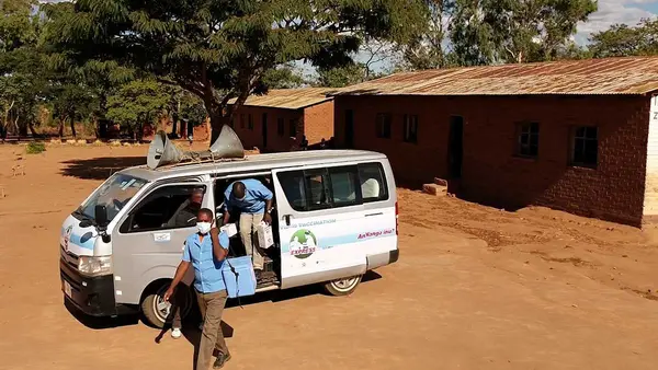 In Malawi, UNICEF mobile vaccination vans deliver lifesaving COVID-19 vaccines and information to people living in hard-to-reach rural areas.